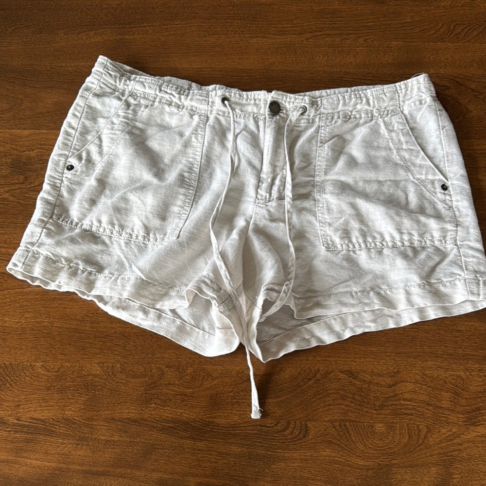 GAP Cream Shorts Lightweight Summer Essential